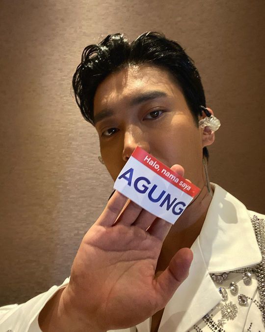 Group Super Junior member Choi Siwon expressed his Concert testimony.Choi Siwon wrote on his Instagram account on January 12, The name of the great man is too good! It was a happy performance again.I miss the warm day of Indonesia already. I hope I meet more often. I will see you soon! Inside the picture was a picture of Choi Siwon covering his mouth with a sticker, who stares at the camera with his eyes wide.Choi Siwons stiff nose catches the eye.The fans who responded to the photos responded such as handsome, too happy and visual is done.delay stock