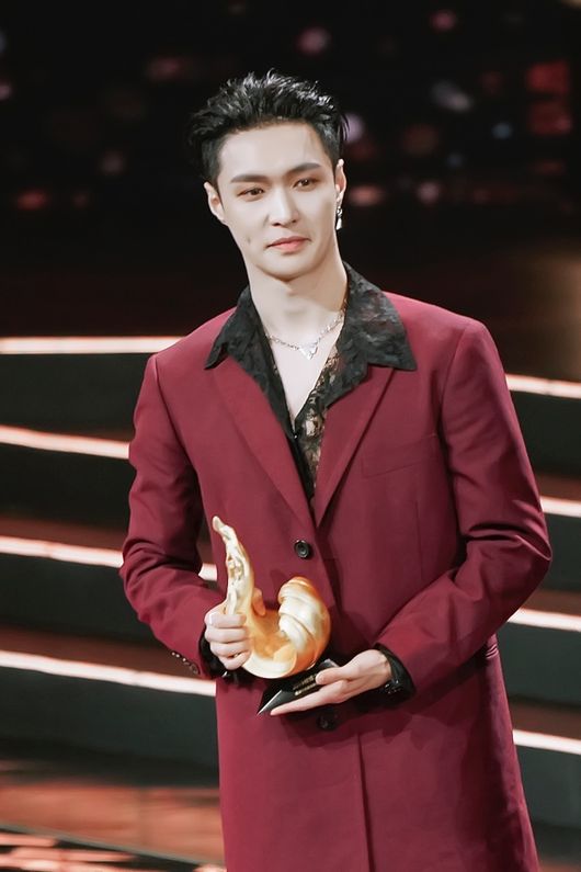 Boy group EXO member Lay (a member of SM Entertainment) swept various awards ceremonies in China in the new year.Lay attended the 2019 Weibo Night (2019) held at the Beijing Water Cube on the 11th (local time), won the Best Producer of the Year Award and the Nam Shin of the Year award, making him one of the two gold medals, once again realizing overwhelming local popularity.The 2019 Weibo Night, which marks its 10th anniversary, is an awards ceremony hosted by Chinas largest SNS Weibo. It invites a star who has been hot for a year. Lay has been selected as a winner in 2019 for his outstanding production skills, visuals, popularity, and topicality.Lay also received the All-Star of the Year award at the 2019 ByteDance Year Festival (2019) held at the Beijing Cadillac Arena on January 8 (local time), and the ending stage was spectacularly decorated with the hit song NAMANA (Namana), which received a heated response from more than 5,000 audiences who visited the scene.The awards ceremony was hosted by ByteDance, which is serving video-sharing application TikTok, and News Application Jinrtouo, and was awarded with a selection of outstanding people and contents that are outstanding in the popular culture world based on big data in the ByteDance platform.As a result, Lay was three-time king of 2019 Tencent Music Entertainment Awards held in December last year, followed by the 2nd prize of 2020 Aichi Night of the Shout, the 2nd prize of 2019 Weibo Night and the 2019 ByteDance Yearbook award, total 8 gold medals were recorded at the China end ceremony, proving explosive popularity and high status in the local area.SM Entertainment Provides