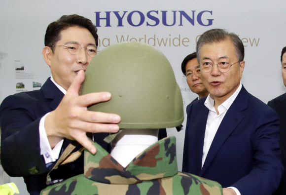 탄소섬유 활용 제품 등 전시품 관람하는 문 대통령 - 문재인 대통령이 20일 오후 전북 전주시 효성첨단소재 전주공장에서 열린 탄소섬유 신규투자 협약식이 끝난 뒤 조현준 효성 회장의 설명을 들으며 탄소섬유 활용 방탄헬멧 전시품을 관람하고 있다. 2019.8.20 연합뉴스