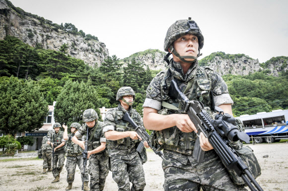 - 우리 장병들은 올해부터 방호능력을 대폭 개선한 신형 헬멧을 보급받을 것으로 예상된다. 사진은 울릉도 전개훈련에 참가한 해병대원들이 울릉도 해안에 상륙해 수색정찰을 하고 있는 모습. 해병대 제공