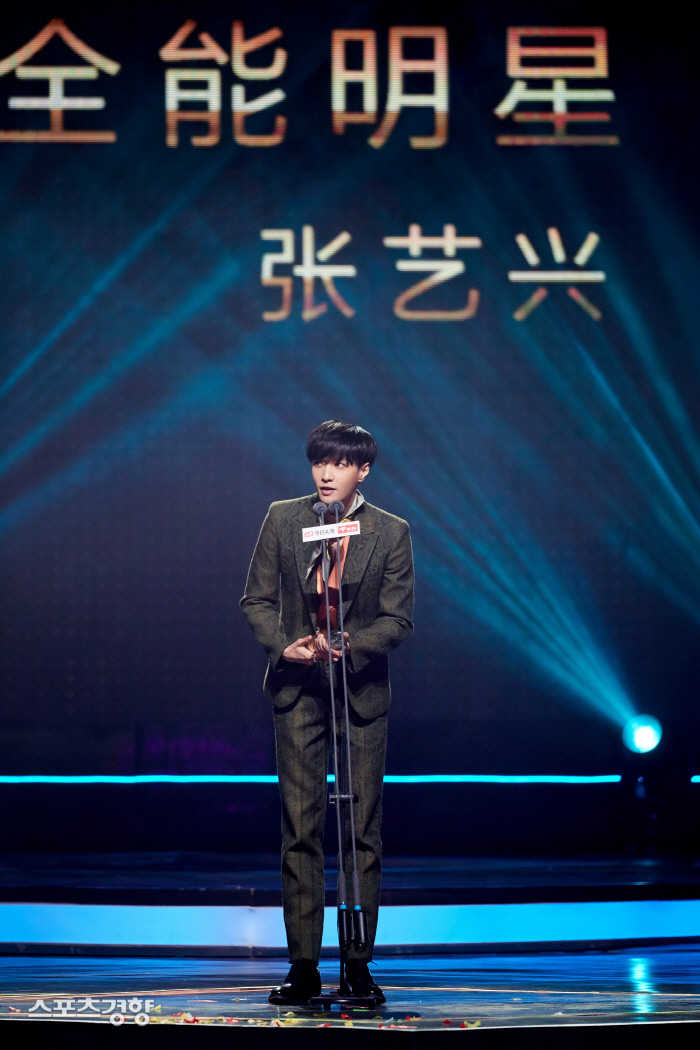 Group EXO member Lay swept Chinas awards ceremony in the new year.Lay attended the 2019 Weibo Night held at the Beijing Water Cube on the 11th (local time) and won the Best Producer of the Year Award and the Nam Shin of the Year award, making him the second-best winner.The 2019 Weibo Night, which is the hottest year of this year, is an awards ceremony hosted by Chinas largest social network, Service Weibo, and will be presented with a star who invites Weibo for a year.Lay was selected as a winner last year for his ability to produce and to be popular and topical through various activities.Lay also received the All-Star of the Year award at the 2019 Byte Dance Years Festival held at the Beijing Cadillac Arena on the 8th.The awards ceremony was hosted by Byte Dance, which is serving video sharing application TicTok, and news application Jinrtuuo.Lay is a three-time king of the 2019 Tencent Music Entertainment Awards held last month.After winning two awards for the 2020 Aichi Night of the Shout, he swept a total of eight trophies and proved his popularity in the local area.