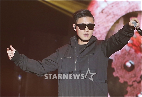 Singer Gary (42, Kang Hee-gun), a hip-hop group Lee Ssang, will be in front of the public through entertainment for a long time with KBS 2TV Superman Returns.However, as Garys Singer, it seems that it will still take more time to resume activity.Gary appears on Superman Returns, which airs during the coming February; Gary is said to have already finished recording.Gary plans to unveil his daily routine with his son Kang Ha-o.Garys fixed entertainment comeback is only about four years since 2016.Gary decided to get off SBS Running Man in 2016 because of concentration of singer activity.Garys move since then was literally a head-of-the-mill.Gary, who had been playing with members in Running Man when he posted an SNS post suggesting retirement from the entertainment industry at the time of Running Man appearance, surprised everyone by announcing that he had marriage through SNS in April 2017, six months after leaving Running Man.Gary had a thorough secret of his personal life, as it was also known that Garys marriage was not known by all his colleagues.At that time, Garys wife was only rumored to be a 10-year-old woman who was involved in the company of Gary, Lee Ssang Company.In addition, Gary did not do any external activities without a manager, and also announced the news of November 2017 through SNS.However, Gary continued to act as a singer through the sound source.Gary showed his musicality by one song a year through singles such as Trouble in October 2017, Sun in August 2018, and Purple bikini in August 2019.It is noteworthy how far Gary will reveal his current status, which has been hidden in the past, through this Superman is back.I wonder if I will mention the gap in broadcasting activities from the marriage behind-the-scenes story to the daily life with my son as well as the comeback to Superman Returns after getting off Running Man.Gary, meanwhile, has announced his comeback, but is unlikely to resume his music and music activities immediately. I know that Gary has not yet planned a new song, the official said.
