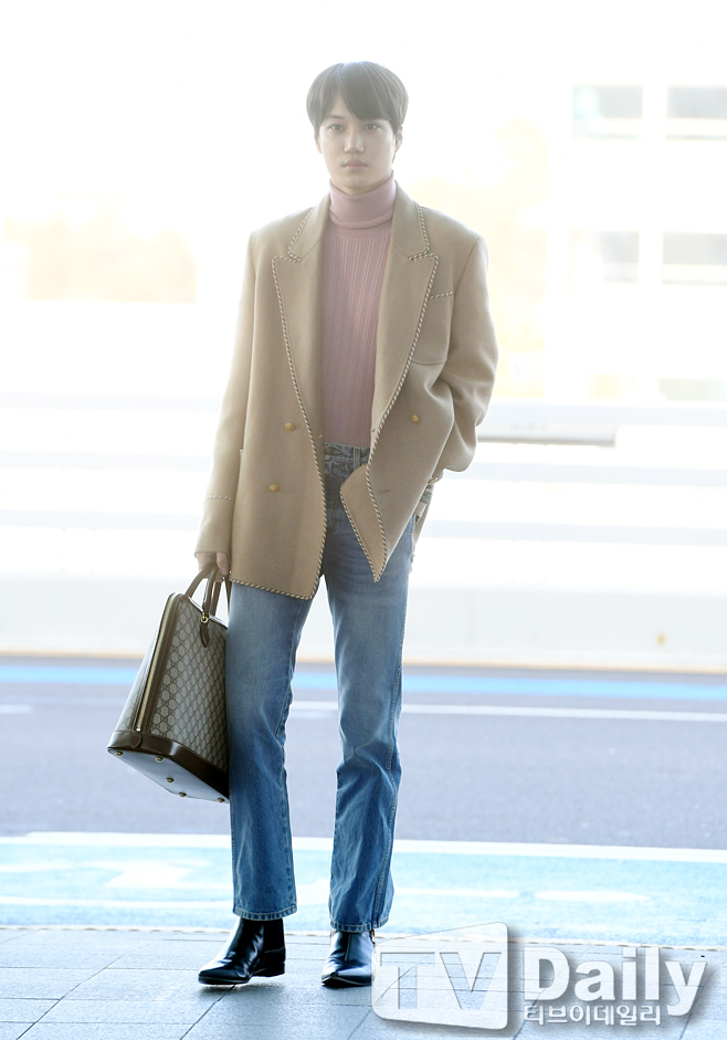 EXO Kai is departing to Milan, Italy, on the morning of the 12th to attend the Gucci 2020 F/W Mans fashion show.[EXO Kai Departure