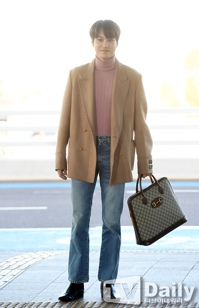 EXO Kai is departing to Milan, Italy, on the morning of the 12th to attend the Gucci 2020 F/W Mans fashion show.[EXO Kai Departure