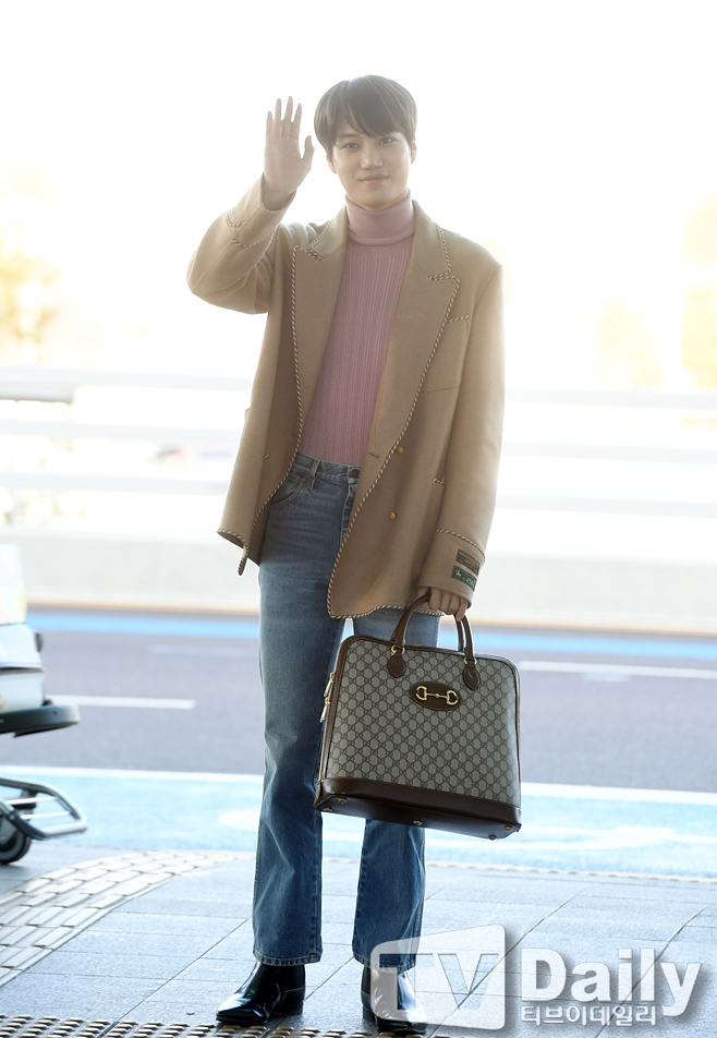 EXO Kai is leaving for Milan, Italy, on the morning of the 12th to attend the Gucci 2020 F/W Mans fashion show.[EXO Kai Departure
