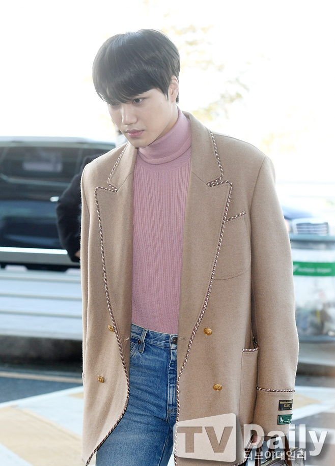 EXO Kai is departing to Milan, Italy, on the morning of the 12th to attend the Gucci 2020 F/W Mans fashion show.[EXO Kai Departure