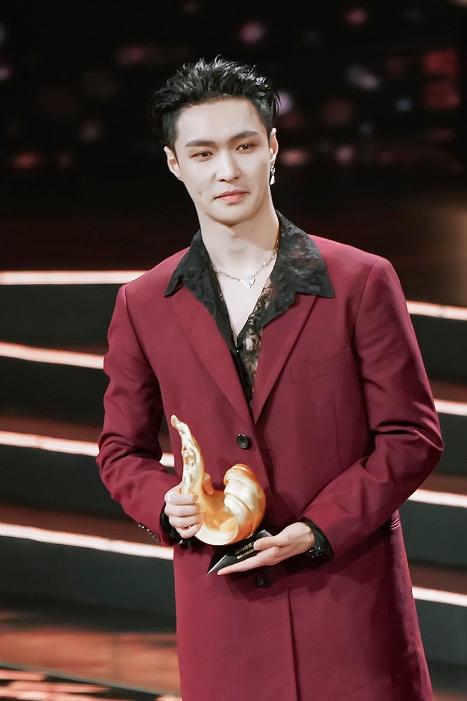 EXO Lay (a member of SM Entertainment) is sweeping through various awards ceremonies in China.Lay attended the 2019 Weibo Night held at Beijing Water Cube on November 11, winning the Best Producer of the Year Award and the Nam Shin Award of the Year.The 10th annual 2019 Weibo Night is an awards ceremony hosted by Chinas largest SNS Weibo, inviting Weibo to a hot star for a year.Lay was selected as the winner in 2019 for his production, as well as for his visuals, popularity and topicality.Lay also received the All-Star of the Year award at the 2019 ByteDance Yearbook held at the Beijing Cadillac Arena on the 8th.The awards ceremony was hosted by ByteDance and News Application Jinrto Oo, which are providing video sharing application ticktok, and selected excellent people and contents that are outstanding in the popular culture industry based on big data in ByteDance platform.As a result, Lay was held in December last year 2019 Tencent Music Entertainment Awards three-time king, 2020 Aichi night of shout including two gold medals totaled 8 gold medals.