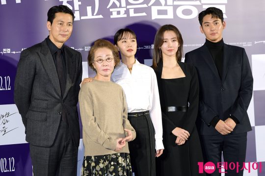 Actors Jung Woo-sung (from left), Yoon Yeo-jung, Jeon Do-yeon, Shin Hyun-bin and Jung Ga-ram attended a production report of the movie Animals Wanting to Hold a Jeep at Megabox Seongsu branch in Seongdong-gu, Seoul on the morning of the 13th.Animals Wanting to Hold a Jeep will be released on February 12th as a crime scene of ordinary humans who are plotting the worst of their lives to take the last chance of life, the money bag.