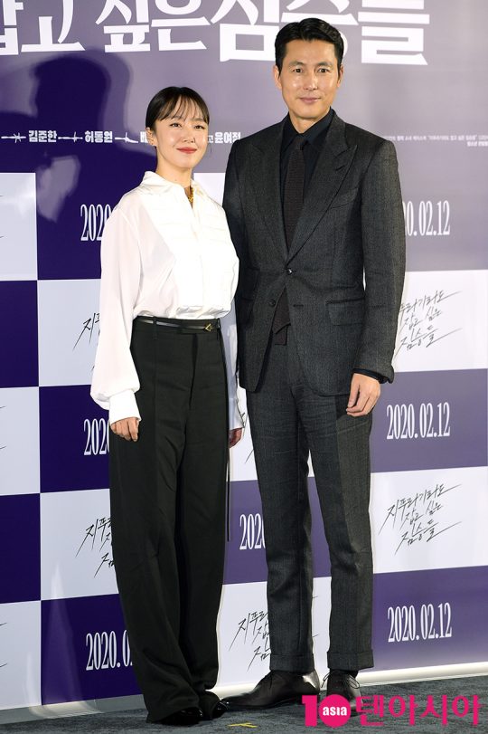 Actors Jeon Do-yeon and Jung Woo-sung attended a report on the production of the movie Animals Wanting to Hold a Jeep at Megabox Seongsu branch in SeongSeongdong District, Seoul on the morning of the 13th.Animals Wanting to Hold a Jeep will be released on February 12th as a crime scene of ordinary humans who are plotting the worst of their lives to take the last chance of life, the money bag.