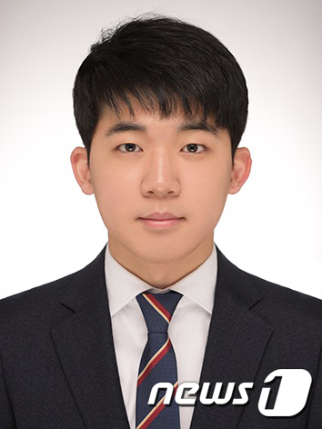 사법시험과 사법연수원에서 잇달아 '수석'을 차지한 전남 해남 출신 정세영씨. 정씨는 수석으로 사법시험에 합격한 후 13일 경기 고양시 사법연수원 대강당에서 열린 '제49기 사법연수생 수료식에서도 1등상인 대법원상을 받았다. (정세영씨 제공) 2020.1.13 /뉴스1 © News1
