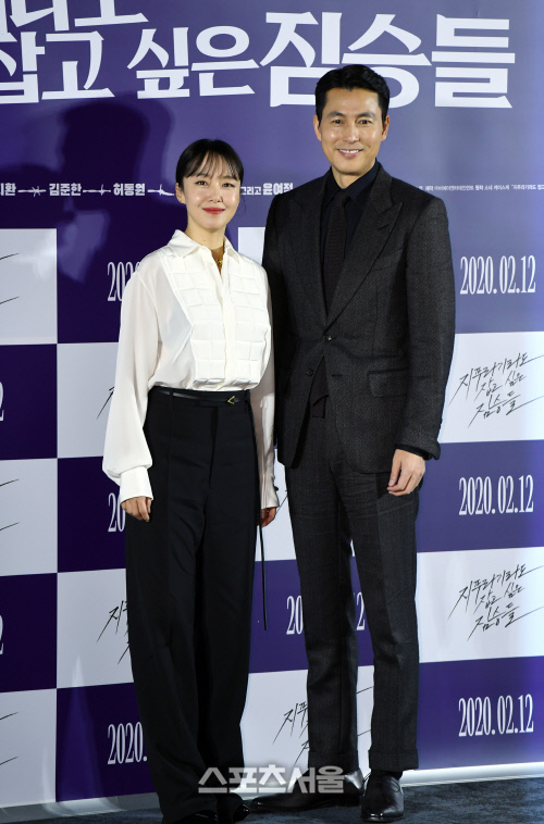 The film Animals (directed by Kim Yong-hoon), which wants to catch even straw, is a work that depicts the crime drama of ordinary humans planning the worst Hantang to take the money bag, the last chance of life, and is based on the Japanese novel of the same name.Above all, it is attracting attention as a work that Chungmuro representative The Players met from Jeon Do-yeon to Jung Woo-sung, Youn Yuh-jung, Jung Ga-ram.On the morning of the 13th, Megabox Seongsu, Seongdong-gu, Seoul, held a production report meeting of Animals Wanting to Hold a Jeep.The scenario was fun, said Jeon Do-yeon, who said, It could be a crime genre that was bold, but the dramatic composition was fresh.Jung Woo-sung also said, I chose this work because I wanted to be with Jeon Do-yeon. Many people thought that Jeon Do-yeon and I would have done my work, but I have never done it.I thought co-working would be fun. It was short but fun. It was an honor to be with Jeon Do-yeon, said Shin, who was happy and burdened to be cast at the end of the day.I was able to finish well because I was very considerate, he said.Jung Ga-ram, who challenged the transformation from external appearance to Acting, said, I thought the character called Acting was very pure.I am faithful to my feelings right away rather than looking at the distant future. I tried my best to feel the moment more than the outside. These and other animals that want to catch straws are highly anticipated works by actors with deep acting skills such as Jung Man-sik, Yoon Jae-moon, Jin Kyung, and Park Ji-hwan.Director Kim Yong-hoon, who directed the film, said, If you play baseball, you have to play the All-Star game from the first game.The Actors filled me with the shortcomings. Every time I worked, it was a moment of surprise. The Animals Want to Hold the Spray will be released on February 12th.