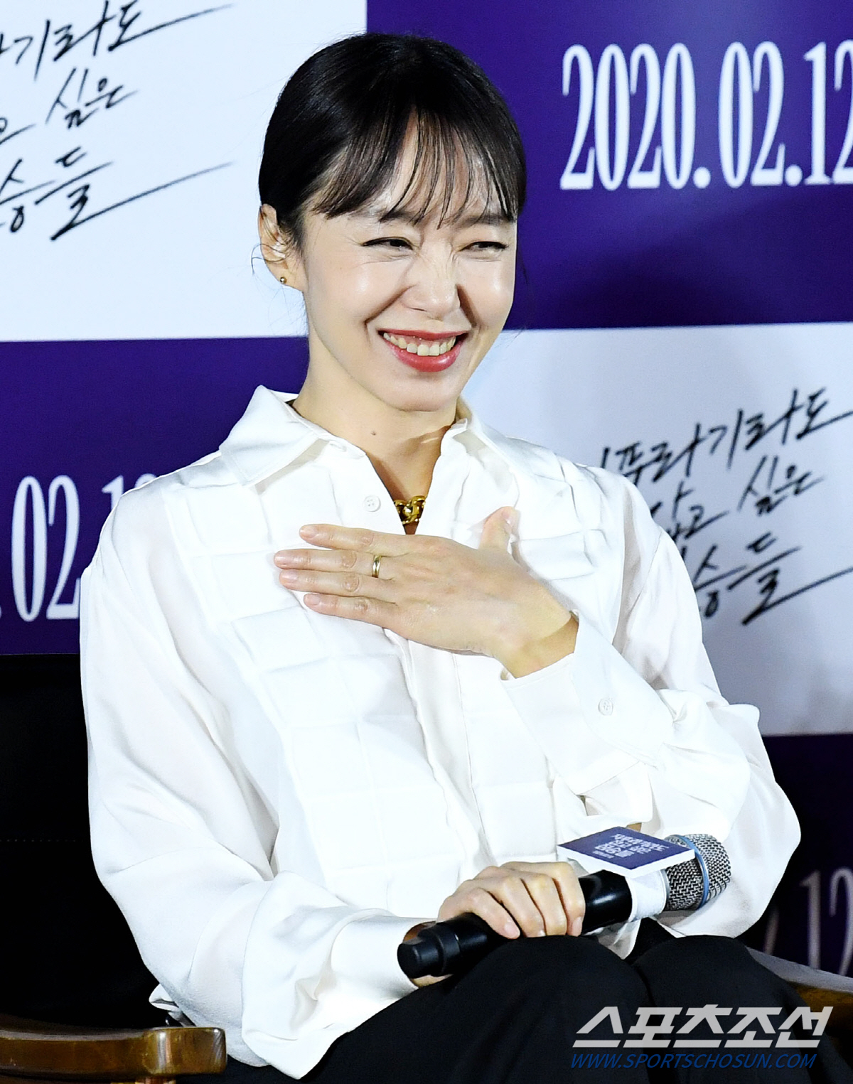 Actor Youn Yuh-jung said it was hard because of the reckless Jeon Do-yeon beyond passion.On the morning of the 13th, a crime thriller movie The Animals Who Want to Hold a Jeep (directed by Kim Yong-hoon, produced by BA Entertainment and Megabox Central PlusM) was held at Megabox Seongsu, located in Wangsimniro 50, Seongdong-gu, Seoul.On this day, production briefing session includes Jeon Do-yeon of Yeonhee Station who seeks others to live a new life by erasing the past, Jung Woo-sung of Taeyoung Station, who is suffering from debts due to his lost lover, Youn Yuh-jung of Nomo Sunja Station, Shin Hyun-bin of the station, Jung Ga-ram of the illegal immigrant Jin Tae station, and director Kim Yong-hoon attended.Youn Yuh-jung said: Jeon Do-yeon was a rehearsal, but it was so hard to do it like a real game.Even though Jeon Do-yeon is a rehearsal, he flung me like a real battle. It seems reckless, not passion.I have been hard on me in the god who slapped me before. Jeon Do-yeon said: There was a scene in the past when I shot the Maid (10) of director Lim Sang-su, slapping teacher Youn Yuh-jung on the slap.I could not slap my teacher, so I put out some NG.At that time, he was very hard, but in this animals who want to catch straw, Mr. Youn Yuh-jung catches my hair.The animals that want to catch straws, based on the same novel by Sonne Kaske, are criminal dramas of ordinary humans planning the worst of the worst to take the money bag, the last chance of life.Jeon Do-yeon, Jung Woo-sung, Bae Sung-woo, Jung Man-sik, Jin Kyung, Shin Hyun-bin, Jung Ga-ram, Park Ji-hwan, Kim Jun-han, Heo Dong Won, and Youn Yuh-jung.It will be released on February 12th.