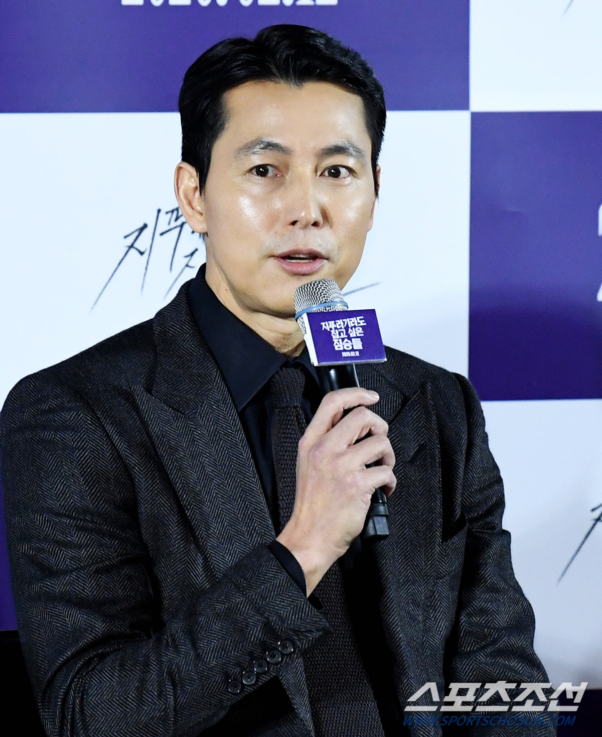 Actor Jung Woo-sung said, My first work since the Blue Dragon Film Awards, I did my best.On the morning of the 13th, a crime thriller movie The Animals Who Want to Hold a Jeep (directed by Kim Yong-hoon, produced by BA Entertainment and Megabox Central PlusM) was held at Megabox Seongsu, located in Wangsimniro 50, Seongdong-gu, Seoul.On this day, production briefing session includes Jeon Do-yeon of Yeonhee Station who seeks others to live a new life by erasing the past, Jung Woo-sung of Taeyoung Station, who is suffering from debts due to his lost lover, Youn Yuh-jung of Nomo Sunja Station, Shin Hyun-bin of the station, Jung Ga-ram of the illegal immigrant Jin Tae station, and director Kim Yong-hoon attended.Jung Woo-sung is the work that was finished before receiving the awards in the Beasts who want to catch even the straw which was presented as the first work after winning the Blue Dragon Film Award.Of course, the weight and encouragement of the prize are very important, but it seems to be more important to show a clear performance to my colleagues in front of me.I tried to do my best in the animals that want to catch even straw. I hope that such a figure will be reflected well and delivered to the audience. The animals that want to catch straws, based on the same novel by Sonne Kaske, are criminal dramas of ordinary humans planning the worst of the worst to take the money bag, the last chance of life.Jeon Do-yeon, Jung Woo-sung, Bae Sung-woo, Jung Man-sik, Jin Kyung, Shin Hyun-bin, Jung Ga-ram, Park Ji-hwan, Kim Jun-han, Heo Dong Won, and Youn Yuh-jung.It will be released on February 12th.