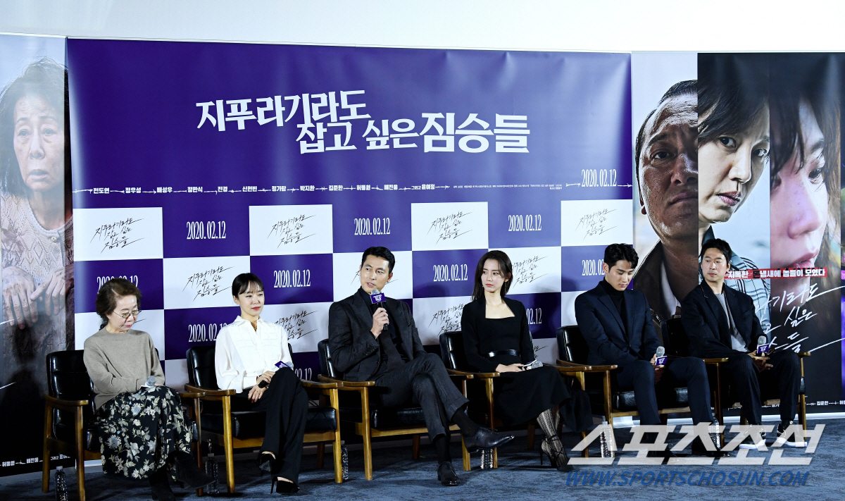 Jeon Do-yeon, Jung Woo-sung to Shin Hyun-bin, Jungaram. I feel like Ive played the All-Star Game since my first commercial debut!The crime thriller The Animals Who Want to Hold a Jeep (directed by Kim Yong-hoon, produced by BA Entertainment and Megabox Central PlusM) depicting the story of ordinary humans planning the worst hantang to take the money bag, the last chance of life.On the morning of the 13th, we took off the veil through the report on the production of Beasts who want to catch straw held at Megabox Seongsu in Wangsimniro 50, Seongdong-gu, Seoul.On this day, Jeon Do-yeon of Michelle Chen who erases the past and seeks others to live a new life, Jung Woo-sung of Taeyoung station who is suffering from Ushijima the Loan Shark debt because of his missing lover, Youn Yuh-jung of Nomo Soonja station who was trapped in the memories of the past, Shin Hyun-bin of Miran Station, where the family collapsed, Jeong Garam of Jin Tae Station, an illegal immigrant who does not choose means and methods, and director Kim Yong-hoon attended.The Beasts Who Want to Hold a Jeep, a film about the same name by Sonne Kaske, is a work that depicts the worst Choices and the consequences of extremely ordinary humans, such as shaky heads, government officials, and housewives whose families have collapsed, to escape desperate situations.All the characters in the movie were forced to come to the corner and finally caught straw, and the theme of human nature was not evil.Especially, The beasts who want to catch the straw boasting a new and unique composition, a tight story, and a restless development, raised expectations by casting the actors of Chungmuro.Jung Woo-sung, Actor Youn Yuh-jung, Chungmuro Blue Chip Shin Hyun-bin and Jungaram, who won the 40th Blue Dragon Film Awards Academy Awards in November last year, led by Queen of Cannes Jeon Do-yeon,Above all, Veteran Jeon Do-yeon and Jung Woo-sung have been receiving a lot of spotlights since their debut with animals who want to catch straw.On the day, Jeon Do-yeon said, The scenario was fun, it could be an obvious genre, but the dramatic scene was really fresh.So I became Choices, he said.He said: Michelle Chen Character had a strong feeling, so I tried to play as hard and naturally as possible.There are two images of Michelle Chen and Michelle Chen, who Taeyoung knows, who Jung Woo-sung has Acted.Michelle Chen, who Taeyoung knows, is very lovely, but now I am a little ashamed. Jung Woo-sung said: I wanted to be with Jeon Do-yeon so Ive Choices this work. I mean it.Many people think that Jeon Do-yeon and I would have done the work, but we have not been together. I wanted to breathe together. It was a short but fun work. The character I Acted is a bullshit, a dog that I do not know when it is buried. I can not do bad things.I Acted a character who was mistaken, explained Character.Jung Woo-sung, who had to act on a tired man due to Ushijima the Loan Shark debt, but was a costume director of animals who want to catch straws that it was hard to express tiredness with their shining appearance.He made the hall laugh by telling a unique joke that every costume chiefs dilemma.Jung Woo-sung also won the Academy Awards for the Blue Dragon Film Awards and then finished the award before receiving the Awards in the Beasts Who Want to Hold the JeepOf course, the weight and encouragement of the prize are very important, but it seems to be more important to show a clear act to my colleagues in front of me.I tried to do my best in the animals that want to catch even straw. I hope that such a figure will be reflected well and delivered to the audience. Two Actor are getting attention for their first breath since debut, so Jeon Do-yeon said, I knew it on the spot. We had our first breath.It took me a while to adjust. It was over. Too bad. I thought I wanted to play longer with Jung Woo-sung.Jung Woo-sung asked if there is a work that is preparing for the current director, so I asked if there is any other character.I do everything these days, but I can not cast it. Jung Woo-sung said, I thought it was my colleague Friend, but I had a sense of distance when I was active.Later, I said, It was awkward at the scene, but I thought it was a character Acting. I want to meet again with another movie later. Youn Yuh-jung said, Jeon Do-yeon asked me to work together and I was Choices.I thought it was a really important role because it was a work that Jeon Do-yeon had to do, but it does not come out much when I try. I hate movies that are so old that I am personally old, but this movie is a little different. The older I am, the better I can do Acting.But Im not. The rookie is better these days. Im fighting the dilemma myself, he added.He said: Jeon Do-yeon was too hard to do as he did in practice, even though he was a rehearsal, but he stuck me out like a real one, not a passion, but a reckless one.I have been hard on me in the god who slapped me before. Jeon Do-yeon said: There was a scene in the past when I shot the Maid (10) of director Lim Sang-su, slapping teacher Youn Yuh-jung on the slap.I could not slap my teacher, so I put out some NG.At that time, he was very hard, but in this animals who want to catch straw, Mr. Youn Yuh-jung catches my hair.Youn Yuh-jung said, If I can not act the actor who received the award at Cannes, I was surprised at this work once.I was taking my dose, but I watched without going home. I wonder how you are Acting. That was amazing.Shin Hyun-bin said: It was an honour to be with senior Jeon Do-yeon; it was the last cast in what became the cast of all the characters.It is a work that was both a pleasure and a burden to me. I was able to finish well because I helped and cared a lot. Senior Jeon Do-yeon commented on Shin Hyun-bin as a hot and really attractive actor, Shin Hyun-bin said, Moy Yat Moy Yat is a work that I thought was fun rather than hard.There were many things that had been difficult to see, but I thought it was fun.It is a work that remains a good memory. I thought the character of the truth I had Acted was very pure, a character who was faithful to the feelings I felt right now rather than looking at the far future.I did my best to act as I felt at the moment rather than the external part. The novel has a unique structure, which was allowed only in novels, but the biggest key to how to change it cinematically was how to catch a skeleton.I wanted to be drawn more ordinary as a character, he said. If you play baseball, you have to play the All-Star game from the first game.Actors filled me with the side I lacked, and it was a moment of surprise every time I worked together. This is a work like running, a work that each character develops like a barton touch. If you watch a movie like a 400m relay, you will have fun, he said.The Animals Who Want to Hold the Spray is the first feature film directed by Kim Yong-hoon, who is a director of Holy Genealogy, and has added Jeon Do-yeon, Jung Woo-sung, Bae Sung-woo, Jung Man-sik, Jin Kyung, Shin Hyun-bin, Jung Garam, Park Ji-hwan, Kim Jun-han, ...It will be released on February 12th.