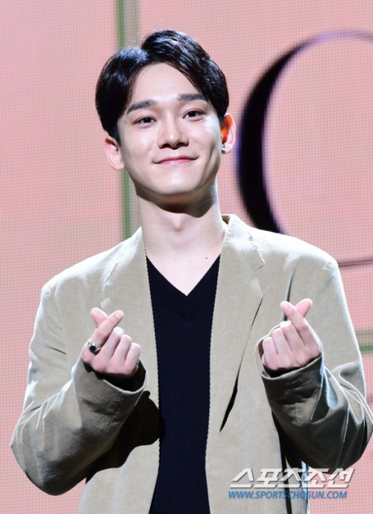 The group EXO member Chen marriages.On the 13th, SM Entertainment said, Chen met a precious relationship and made a marriage.The bride is a non-entertainer, and Wedding ceremony plans to attend only the families of both families and pay respects. At the will of the family, all matters related to Wedding ceremony and marriage will be held privately.I will continue to reward Chen as a constant hard worker as The Artist. I would like to ask Chen to give me many blessings and congratulations, the agency said.Chen also posted a handwritten letter to the official fan club community Lysn and reported to his fans directly marriage and the second generation news.Chen said: I have a girlfriend who wants to be with me for the rest of my life.I was worried and worried about what kind of situation would happen due to this decision, but I wanted to communicate with the company and discuss with the members, especially the fans who are proud of me, so that I would not be surprised by the sudden news. He said.In the meantime, blessings came to me, he said, conveying the news of his girlfriends pregnancy. I was very embarrassed because I could not do the parts I planned to discuss with the company and the members, but I was more empowered by this blessing.I was careful to be careful because I could not delay the time anymore while worrying about when and how to tell. I am deeply grateful to the fans who are so grateful to the members who have sincerely congratulated me on hearing these news and sending me love for me.I will always show my gratitude, I will do my best in my place, and I will show you how to repay the love you sent. Chen made his debut as a member of EXO in 2012 and became a worldwide hit as the K-pop emperor; Chen in particular was much loved as the main vocalist on the team.EXO members Baek Hyun and Xiumin have also been active as unit EXO - Chen Bagshi and have shown attractive tone.Last year, he released his first solo album April, and Flowers in seven years of debut.Chen becomes EXOs No.1 Married member; fans are celebrating and blessings at the news of the surprise marriage.Hello, this is SM Entertainment.Chen met a precious relationship and became marriage.The bride is a non-entertainer, and Wedding ceremony plans to attend the family only and pay respects.In the future, Chen will reward him with his constant hard work as The Artist.I ask Chen to give me many blessings and congratulations.Thank you.