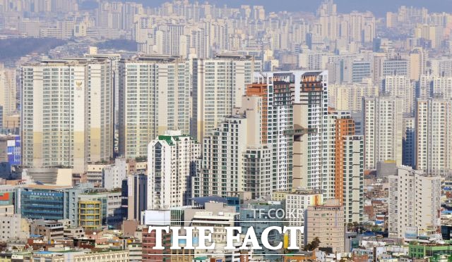 정부의 증빙서류 제출 의무화 방침에 따른 반발도 상당하다. 정부가 편법거래 근절을 이유로 개인 자산을 속속들이 들여다보는 게 타당하냐는 지적이다. /더팩트 DB