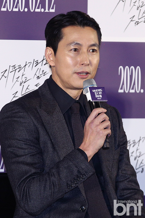 Actor Jung Woo-sung is giving a greeting to the production report of the movie The Animals (Impression Kim Yong-hoon) held at Megabox Seongsu branch in Seongsu-dong, SeongSeongdong District, Seoul on the morning of the 13th.The movie The Animals Who Want to Hold the Spray will be released on February 12th as a crime scene of ordinary humans who catch the worst of the worst in order to take the last chance of life, the money bag.news report