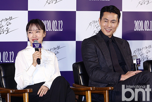 Actor Jeon Do-yeon and Jung Woo-sung attend a production report on the movie The Animals (Impression Kim Yong-hoon) held at Megabox Seongsu branch in Seongsu-dong, Seongdong-gu, Seoul on the morning of the 13th.The movie The Animals Who Want to Hold the Spray will be released on February 12th as a crime scene of ordinary humans who catch the worst of the worst in order to take the last chance of life, the money bag.news report