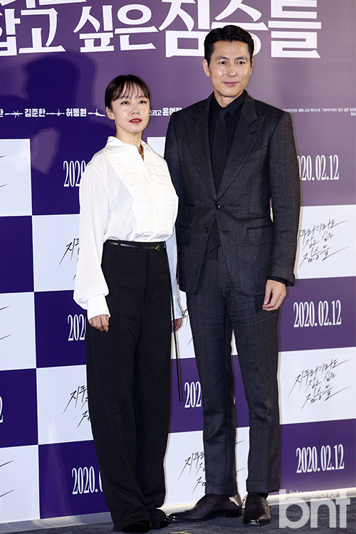 Actor Jung Woo-sung attends a production report on the movie The Animals (Impression Kim Yong-hoon) who want to catch straw at Megabox Seongsu branch in Seongsu-dong, SeongSeongdong District, Seoul on the morning of the 13th and has photo time.The movie The Animals Who Want to Hold the Spray will be released on February 12th as a crime scene of ordinary humans who catch the worst of the worst in order to take the last chance of life, the money bag.news report