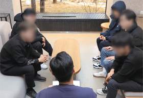 공공기관에서 근무하고 있거나 근무했던 공익근무요원 5명이 최근 서울 중구 본지 사옥에 모여 공무원들의 근무 실태를 털어놓고 있다. 공익요원들은 “공무원 상당수가 근무 기록을 허위로 작성하거나 일과 중 개인 용무를 보는 등 업무 태만이 심각한 수준”이라고 입을 모았다. /이진한 기자