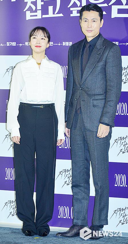 Actor Jeon Do-yeon and Jung Woo-sung attend a production report on the movie Animals Wanting to Hold a Jeep at Megabox Seongsu branch in Seoul Sejongdong District on the morning of the 13th and have photo time.