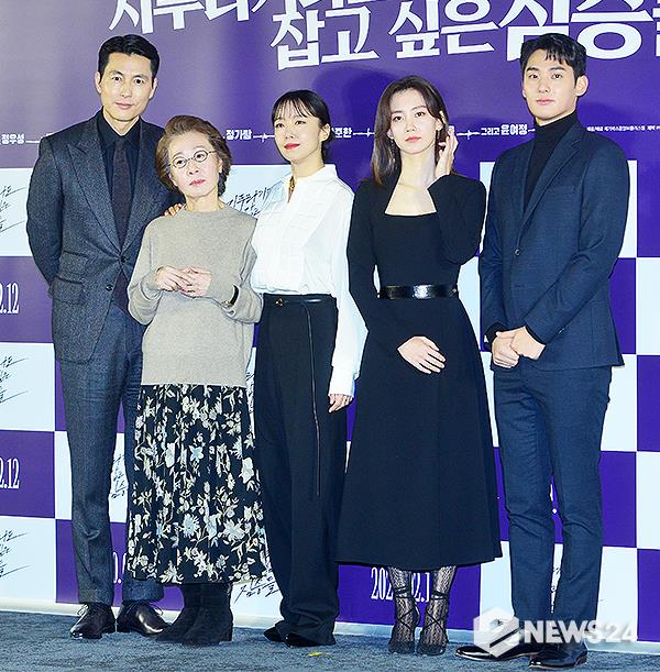 Actors Jeon Do-yeon, Jung Woo-sung, Jung Ga-ram, Yoon Yeo-jung and Shin Hyun-bin attend a production report of the movie Animals Wanting to Hold a Jeep at Megabox Seongsu branch in Seongdong-gu, Seoul on the morning of the 13th and have photo time.