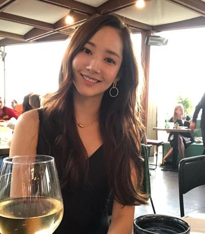 Actor Park Min-young has delivered a lovely recent situation.Park Min-young posted a picture on his SNS on the afternoon of the 13th with an article entitled Dongdongju of Yeongwol rather than Roman wine.In the open photo, Park Min-young is showing off her elegant beautiful looks in a sleeveless black dress.Especially, the innocent visuals are more eye-catching to the irreplaceable Goddess Aura.On the other hand, Park Min-young will appear in the JTBC drama I will go if the weather is good, which is scheduled to air next month.Haewon, who is tired of living in Seoul and goes down to Bukhyeon-ri, meets Eun-seop, who runs an independent bookstore, and is a work that depicts a heart-warming healing romance.