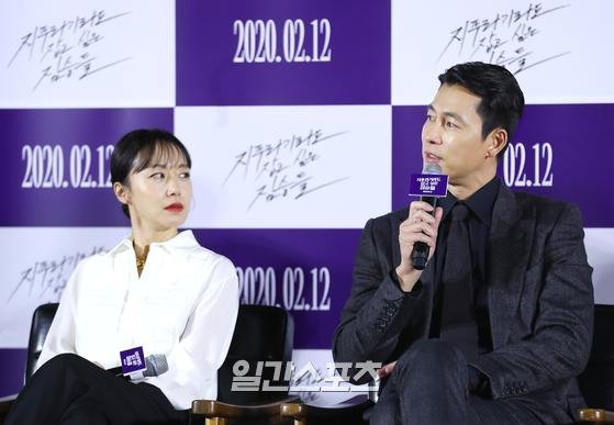 Jeon Do-yeon gave a feeling of breathing with Jung Woo-sung.On the 13th, Seoul Seongdong District Wangsimniro, at the production meeting of the movie The Animals (director Kim Yong-hoon) who want to catch even straw at Megabox Holy Water, Jeon Do-yeon said, I knew on the spot that I first met Jung Woo-sung.Jeon Do-yeon said, I was so embarrassed and embarrassed to act together, but it took me time to adapt to the old lover.I was sorry that the filming was over. I had an idea to act with Mr. Guizhou for a long time. I asked Guizhou to make a movie and asked me, Is there a role I can play?Jung Woo-sung said, Since I saw Jeon Do-yeon from the beginning of my debut, I felt friendly colleagues and friends, but I felt an unknown distance when I was working on each other. I thought that Mr. Doyeon was awkward, and I thought it was a chuchuku that Yeonhee deliberately created in front of Taeyoung.Asked if he would like to cast Jeon Do-yeon, he said, I am a colleague who wants to meet with a movie that can be done later.Meanwhile, The Animals Who Want to Hold the Spray is a crime scene of ordinary humans planning the worst of their lives to take the last chance of their lives, the money bag.
