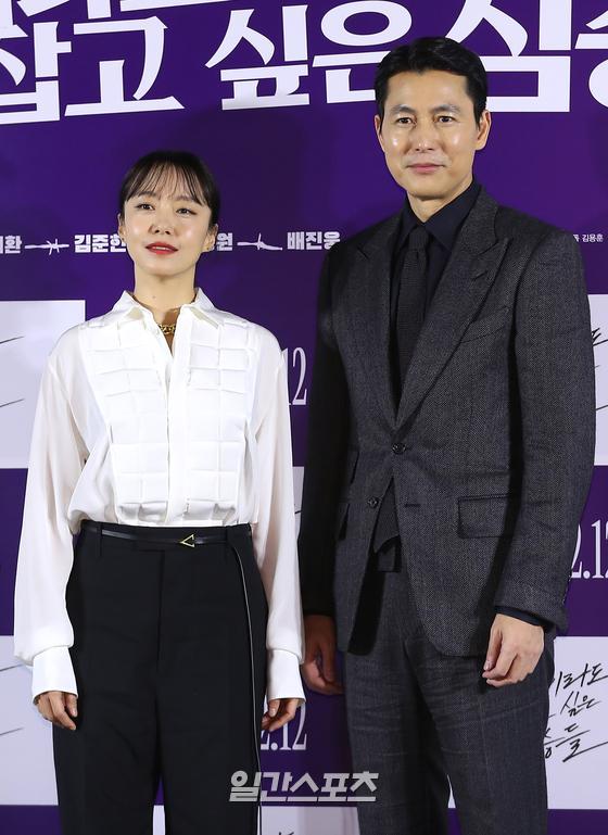 The movie The Animals Who Want to Hold the Spray will be released on February 12th as a crime scene of ordinary humans planning the worst of the worst to take the money bag, the last chance of life.Jeon Do-yeon - Jung Woo-sung, Aura to Feel