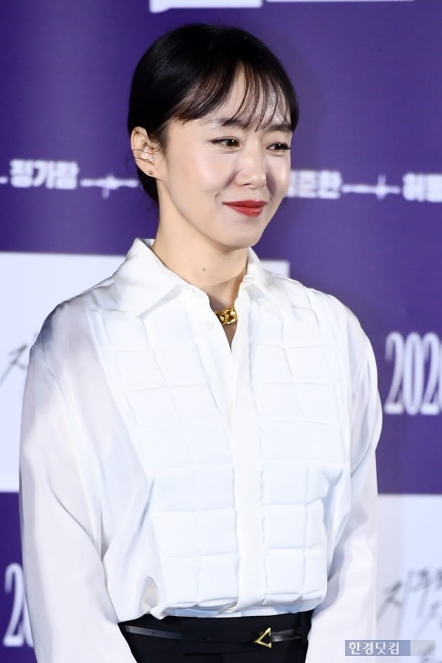 Actor Youn Yuh-jung cited Jeon Do-yeon as the reason for his decision to appear.On the morning of the 13th, production briefing session of the movie The Animals Who Want to Hold a Jeep (director Kim Yong-hoon) was held at Megabox Seongsu in Seongdong-gu, Seoul.On the spot, director Kim Yong-hoon, Actor Jeon Do-yeon, Jung Woo-sung, Youn Yuh-jung, Shin Hyun-bin and Jungaram attended and told stories about the work.On this day, actors including Youn Yuh-jung and Jung Woo-sung laughed at Jeon Do-yeon as the reason for choosing the work.Youn Yuh-jung said, Jeon Do-yeon did it because he was one. I hate blood movies, but this is different.Jeon Do-yeon called me and said I had to do it, so at first I thought it was important and big, but it does not come out much, he laughed.I thought that the role of Youn Yuh-jung was a mysterious role that could not be reversed by Yoon, said Jeon Do-yeon.Then Youn Yuh-jung said, Then you should have done it.Jung Woo-sung said, I wanted to be with Jeon Do-yeon. There were many movies throwing big themes for a while.This movie scenario shows how much humans can be destitute in front of matter.The story was very interesting, and many people think that me and Jeon Do-yeon would have done the work, but it was the first time that I thought it would be fun to breathe. Chungmuro ​​new Shin Hyun-bin also said, It was an honor to be able to do with Jeon Do-yeon, and Jungaram also said, It was an honor to be with my respectful seniors.Jeon Do-yeon was greatly fascinated by the scenario; he said, The script was fun, it could have been a crime or such a genre, but the dramatic composition was fresh.The appearance of several characters was also new, he said.The animals that want to catch even straw will be released on February 12th.The beasts who want to catch straws Production briefing sessionYoun Yuh-jung Jeon Do-yeon calls and suggests appearance