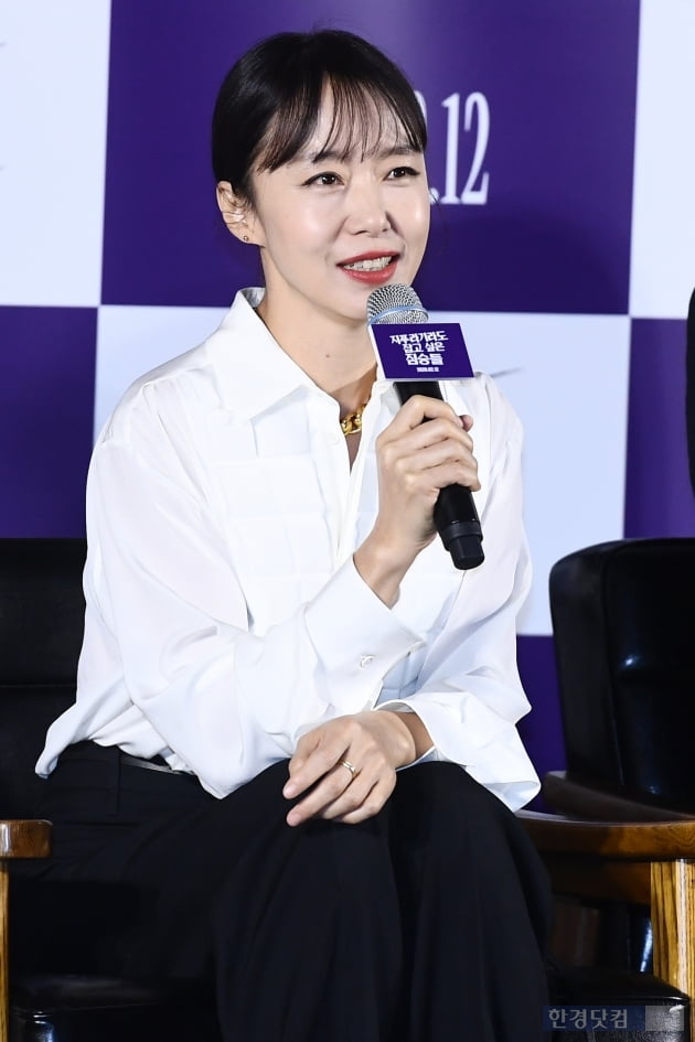 Actor Jeon Do-yeon is giving a greeting at the production report of the movie The Animals Who Want to Hold a Jeep Lag (director Kim Yong-hoon, production company BA Entertainment) held at Megabox Seongsu branch in Seongsu-dong, Seoul on the morning of the 13th.The Animals Who Want to Hold a Jeep starring Jeon Do-yeon, Jung Woo-sung, Yoon Yeo-jung, Shin Hyun-bin, and Jeong Ga-ram, is a lover who disappeared from the novel of the same name, and is suffering from debts and dreams of a bath. ), a film about a story that happens when a large amount of money bags appear in front of three people.It will be released on February 12th.