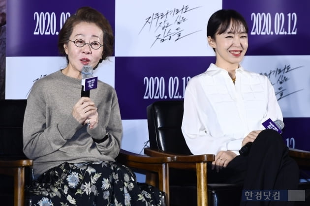 Actor Youn Yuh-jung and Jeon Do-yeon are attending the production report of the movie The Animals Who Want to Hold a Jeep (director Kim Yong-hoon, production company BEA Entertainment) held at the Seoul Seongsu-dong Megabox Seongsu store on the morning of the 13th.The Animals Who Want to Hold a Jeon starring Jeon Do-yeon, Jung Woo-sung, Youn Yuh-jung, Shin Hyun-bin, and Jeong Garam, is the most middle-class person who continues his familys livelihood with part-time jobs (Bae Sung-woo), It is a film about the story of Yeon-hee (Jeon Do-yeon), who wants to erase the past and live a new life, and a large amount of money bags appearing in front of three people.It will be released on February 12th.