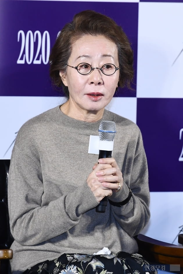 Actor Youn Yuh-jung is attending a report on the production of the movie The Animals Who Want to Hold a Jeep (director Kim Yong-hoon, production company BI Entertainment) held at the Seoul Seongsu-dong Megabox Seongsu store on the morning of the 13th.The Animals Who Want to Hold a Jeon starring Jeon Do-yeon, Jung Woo-sung, Youn Yuh-jung, Shin Hyun-bin, and Jeong Garam, is the most middle-class person who continues his familys livelihood with part-time jobs (Bae Sung-woo), It is a film about the story of Yeon-hee (Jeon Do-yeon), who wants to erase the past and live a new life, and a large amount of money bags appearing in front of three people.It will be released on February 12th.