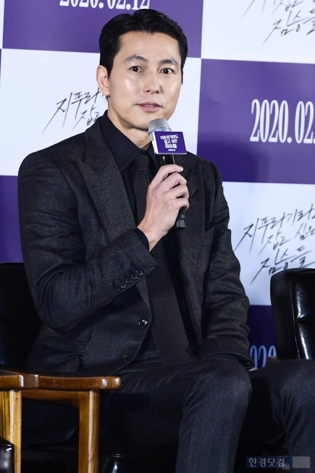 Actor Jung Woo-sung is giving a greeting at the production report of the movie The Animals Who Want to Hold a Jeep Lag (director Kim Yong-hoon, production company BA Entertainment) held at Megabox Seongsu branch in Seongsu-dong, Seoul on the morning of the 13th.The Animals Who Want to Hold a Jeep starring Jeon Do-yeon, Jung Woo-sung, Yoon Yeo-jung, Shin Hyun-bin, and Jeong Ga-ram, is a lover who disappeared from the novel of the same name, and is suffering from debts and dreams of a bath. ), a film about a story that happens when a large amount of money bags appear in front of three people.It will be released on February 12th.