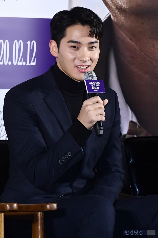 Actor Jung Ga-ram is attending a report on the production of the movie The Animals Who Want to Hold a Jeep Lag (director Kim Yong-hoon, production company BEA Entertainment) held at Megabox Seongsu branch in Seongsu-dong, Seoul on the morning of the 13th.The Animals Who Want to Hold a Jeon starring Jeon Do-yeon, Jung Woo-sung, Yoon Yeo-jung, Shin Hyun-bin, and Jung Ga-ram, is the most famous person who continues to live as a part-time job (Bae Sung-woo), It is a film about the story of Yeon-hee (Jeon Do-yeon), who wants to erase others and live a new life, and a large amount of money bags appear in front of three people.It will be released on February 12th.