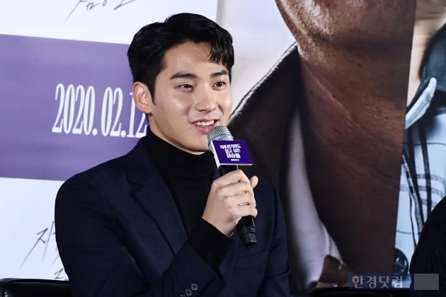 Actor Jung Ga-ram is giving a greeting to the production report of the movie The Animals Who Want to Hold a Jeep Lag (director Kim Yong-hoon, production company BA Entertainment) held at Megabox Seongsu branch in Seongsu-dong, Seoul on the morning of the 13th.The Animals Who Want to Hold a Jeep starring Jeon Do-yeon, Jung Woo-sung, Yoon Yeo-jung, Shin Hyun-bin, and Jung Ga-ram, is a lover who disappeared from the novel of the same name, and is suffering from debts and dreams of a bath. ), a film about a story that happens when a large amount of money bags appear in front of three people.It will be released on February 12th.