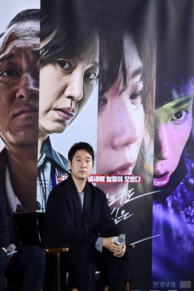 Director Kim Yong-hoon attended the production briefing session of the movie The Animals Who Want to Hold a Jeep Lag (director Kim Yong-hoon, production company BA Entertainment) held at the Seoul Seongsu-dong Megabox Seongsu store on the morning of the 13th.The Animals Who Want to Hold a Jeon starring Jeon Do-yeon, Jung Woo-sung, Yoon Yeo-jung, Shin Hyun-bin, and Jeong Ga-ram, is a lover who has disappeared from the novel of the same name. It is a film about the story of Yeon-hee (Jeon Do-yeon), who covets others to live a new life, and a large amount of money bags appearing in front of three people.It will be released on February 12th.