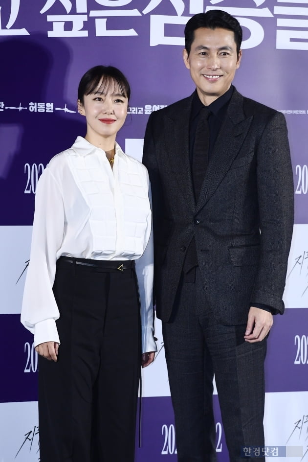 Actors Jeon Do-yeon and Jung Woo-sung attended a report on the production of the movie The Animals Who Want to Hold a Jeep (director Kim Yong-hoon, production company BA Entertainment) held at Megabox Seongsu branch in Seongsu-dong, Seoul on the morning of the 13th.The Animals Who Want to Hold a Jeep starring Jeon Do-yeon, Jung Woo-sung, Yoon Yeo-jung, Shin Hyun-bin, and Jeong Ga-ram, is a lover who disappeared from the novel of the same name, and is suffering from debts and dreams of a bath. ), a film about a story that happens when a large amount of money bags appear in front of three people.It will be released on February 12th.