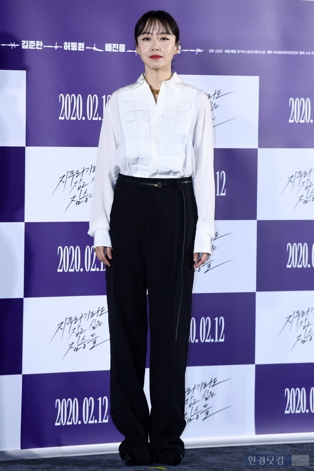 Actor Jeon Do-yeon attends the production report of the movie The Animals Who Want to Hold a Jeep Lag (director Kim Yong-hoon, production company BEA Entertainment) held at the Seoul Seongsu-dong Megabox Seongsu store on the morning of the 13th.The Animals Who Want to Hold a Jeon starring Jeon Do-yeon, Jung Woo-sung, Yoon Yeo-jung, Shin Hyun-bin, and Jeong Ga-ram, is a lover who has disappeared from the novel of the same name. It is a film about the story of Yeon-hee (Jeon Do-yeon), who covets others to live a new life, and a large amount of money bags appearing in front of three people.It will be released on February 12th.