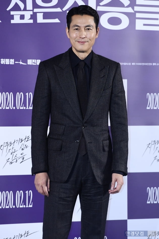 Actor Jung Woo-sung attends a report on the production of the movie The Animals Who Want to Hold a Jeep Lag (director Kim Yong-hoon, production company BA Entertainment) held at Megabox Seongsu branch in Seongsu-dong, Seoul on the morning of the 13th.The Animals Who Want to Hold a Jeep starring Jeon Do-yeon, Jung Woo-sung, Yoon Yeo-jung, Shin Hyun-bin, and Jeong Ga-ram, is a lover who disappeared from the novel of the same name, and is suffering from debts and dreams of a bath. ), a film about a story that happens when a large amount of money bags appear in front of three people.It will be released on February 12th.