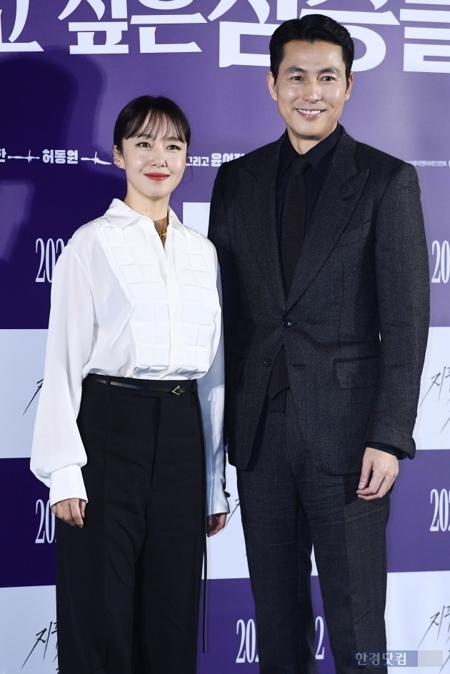 The Acting Race of Super-luxury Actors unfolds in The Animals Who Want to Hold Even the Spray.Jeon Do-yeon, Jung Woo-sung and other characters have predicted a fierce money bag war.On the morning of the 13th, a production report of the movie The Animals Who Want to Hold a Jeep (director Kim Yong-hoon) was held at Megabox Seongsu in Seongdong-gu, Seoul.On the spot, Kim Yong-hoon, actors Jeon Do-yeon, Jung Woo-sung, Youn Yuh-jung, Shin Hyun-bin and Jungaram attended and told stories about the work.The beasts who want to catch even the straw is a film about the crime of ordinary humans who plan the worst of the worst to take the last chance of life, the money bag.This work is attracting attention with a lot of Acting Actors such as Jeon Do-yeon, Jung Woo-sung, Bae Sung-woo, Youn Yuh-jung, Jung Man-sik, Yoon Jae-moon and Jin Kyung.It is noteworthy what will happen in the process of taking money bags and how amazing the confrontation will be.On this day, Actors cited Queen of Cannes Jeon Do-yeon as the reason for appearing together.Jeon Do-yeon asked me to do it, said Youn Yuh-jung. I hate blood movies. But this is different.Jeon Do-yeon called and said I had to do it. At first I thought it was important and big role, but it does not come out much. Jung Woo-sung, who is the first to work on an Acting co-work with Jeon Do-yeon, said, Many people thought that me and Jeon Do-yeon would have done their work.I thought it would be fun to co-work, he said. There were many movies throwing big topics for a while.The movie scenario shows how much humans can be destitute in front of matter. The story was very interesting. Jeon Do-yeon, who was pointed out as the reason for many Actors appearances, said, The script was fun, it could have been a crime or such a genre, but the dramatic composition was fresh.The appearance of several characters was also new, he expressed his affection for the work.He will play the role of Michelle Chen, who will erase the past and covet others to live a new life, and will show an irreplaceable Acting spectrum from sharp and intense to lovely.Michelle Chen characters have Sen Feelings so I tried to take the most of my strength and act naturally, explained Jeon Do-yeon.What was the co-work of Jeon Do-yeon and Jung Woo-sung, who act between long-time lovers?Jeon Do-yeon said, Since Michelle Chen, who is known by Taeyoung, and Michelle Chen, who is not known by Jung Woo-sung, are different, she has also lovingly acted on Michelle Chen,I was very embarrassed, he said. It was my first time to act with Jung Woo-sung, but it took me time to adapt to my long-time lover Acting.But it was a shame that it was over. I wanted to act together for longer. Jung Woo-sung also said, Since the early days of debut, I have seen Mr. Jeon Do-yeon and felt like a friendly colleague.It was very nice to see you in the field. Jeon Do-yeon later said it was  awkward, and I accepted that the awkwardness was created by Michelle Chen Youn Yuh-jung and Jeon Do-yeons Chemie who have co-worked through the movie Maid are also indispensable.When Jeon Do-yeon was named as a passionate actor in the field, Youn Yuh-jung said, If you decided to rehearsal, should not you do it like rehearsal?(In the Acting of Jeon Do-yeon) I fell down and got hurt during rehearsals, and thats not passion, its reckless, she said jokingly, laughing.Jeon Do-yeon called Youn Yuh-jung a support force; he said: The teacher is someone I can trust as an actor and as a person.Whenever I call my teacher, I listen to the story and sympathize with it. Feelings like a very strong support group. Chungmuro ​​news in the brutes who want to catch straw are also noteworthy.Shin Hyun-bin expresses three-dimensional characters away from the existing urban image through Miran Station, where the family collapsed due to debt, and Jeong Garam is the illegal immigrant Jin Tae who blindly rushes for the purpose.Shin Hyun-bin said: I thought it was more fun than tough every day.At first, people who were helpless and wanted to get out of reality were changing because they thought that reality would change.I think there were all the hard scenes in the field, but it was a good memory. Jungaram expressed his excitement that he was able to do with his usual respects.I was nervous enough to shake my hands when I was reading the whole thing, he said. I thought about the relaxed appearance at the time of the first shooting, but all of my seniors were seriously working and focused on my makeup.I felt like it was really great. I was shocked. The animals that want to catch even straws are produced by BA Entertainment, which made The Chronicles of Evil, Crime City, The Devil, and Han Areum, the director of art who was responsible for 1987, The Bad Party: The World of the Bad, I was confident.Director Kim Yong-hoon said, Since it is a movie with a lot of characters, I thought it was physically difficult to explain the characters one by one.It was a key story I shared with Han Areum, the art director, who wanted to characterize the space.The art director has so well implemented how the characters have lived through space, how they live now, and what psychological changes they show. Thank you.As for the difference from the novel of the same name, I have a unique structure in the novel, which is the structure allowed only in the novel, so how to change it cinematically was the key.It took a job to rebuild the skeleton.I thought that the characters would be a little more ordinary, and Taeyoung weightlifting, which Jung Woo-sung had Acted, was originally a detective, but changed to a customs officer to save more of the common people.The ending has changed a little bit, he explained.Finally, Kim compared the film to Running After. He said, It is a story that develops as each character touches the baton.I think you will be more interesting if you watch the movie for the fun of watching the 400m relay game. In the meantime, he said, I hope it will be seen as a movie with different fun such as Actors ensemble.The animals that want to catch even straw will be released on February 12th.The Animals Who Want to Hold the Spray production report. Jeon Do-yeon X Jung Woo-sung, first Acting co-workJeon Do-yeon It takes time to adapt, its over. Kim Yong-hoon directed 