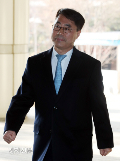 사법행정권 남용 혐의로 기소된 유해용 전 대법원 수석재판연구관이 13일 서울 서울중앙지방법원에서 열린 선고공판에 출석하고 있다. 김정근 선임기자