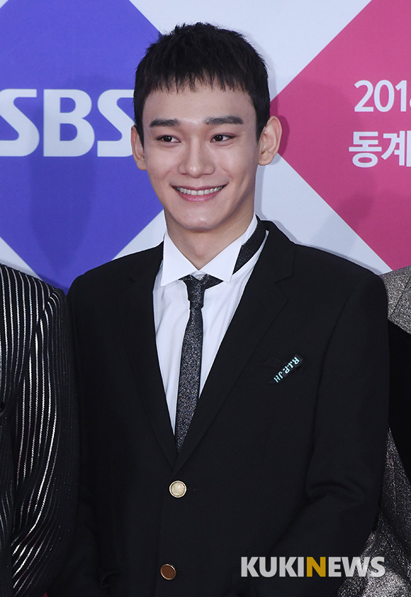 As the group EXO member Chen announced the news of the marriage, the attention of fans in Asia such as Korea, China and Japan was focused.According to SM Entertainment on March 13, Chen promised marriage with non-entertainment women.Chen and the bride-to-be will go privately on all matters related to marriage, including ceremony, according to the familys will.Chen posted a handwritten letter to the official fan community on the day to announce the marriage news directly.I have been blessed with my company and EXO members for a long time with the announcement of marriage, he said.I was very embarrassed, but I was more encouraged by this blessing. After the news was reported, keywords such as Chen and EXO Chen marriage were posted on real-time Googleplex search terms such as Naver and Daum and SNS real-time trends.When Chen reported the news of the second generation, pregnancy was also noted.Overseas fans are also interested. Overseas media such as Japan and China quickly reported on Chens marriage news.In Googleplex Yahoo Japan, Chen and Chens real-time name Jongdae ranked top in the real-time search query rankings.In Baidu, China, SM acknowledged Chens marriage, which ranked first in real-time search terms.As foreign fans became more curious about Chens expression of blessing has come, there was an explanation on SNS that blessing means pregnancy.Chen, who made his debut as an EXO member in 2012, is the first team member to become a broken man.Chen has also worked as a unit group EXO - Chen Baekshi with Baek Hyun and Xiumin as well as team activities. He has also been active in solo music charts last year and this year.As an artist, Chen will continue to work hard and reward him with a lot of blessings and congratulations, SM Entertainment said.EXO Chen marriage and the news of the second generation concentrate attention