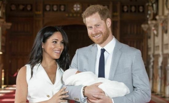 영국의 해리 왕자와 마클 왕자비가 지난해 5월 새로 태어난 아들 아치를 공개하고 있다. 로이터연합뉴스