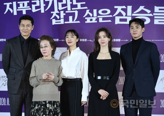 Actor Jung Woo-sung, Youn Yuh-jung, Jeon Do-yeon, Shin Hyun-bin and Jung Ga-ram attended the production report of the movie Watches Who Want to Hold a Jeep at Megabox Seongsu in Seongdong-gu, Seoul on the morning of the 13th.The movie The Animals Who Want to Hold the Spray is a crime drama of ordinary humans who plan the worst of the worst in order to take the money bag, which is the last chance of life. Actor Jeon Do-yeon, Jung Woo-sung, Bae Sung-woo, Youn Yuh-jung, Jung Man-sik, Bin, Jung Ga-ram is a work that is raising expectations with previous meeting.bong-gyu bak