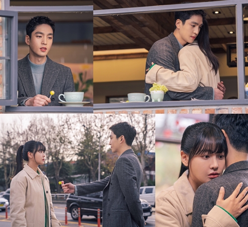 The wet humans Oh Yeon-seo and Salvations sweet hug were captured.In the 29th and 30th MBC tree mini series Disordered Humans (directed by Oh Jin-seok/playplayplay by Ahn Shin-yu/Produced Aesto), which will be broadcast on the afternoon of the 15th, Ju Seo-yeon (Oh Yeon-seo) and Lee Min-hyuk (salvation) will warmly paint the house theater.In the last broadcast, Lee Min-hyuk, who was unable to reach her heart, was drawn as opposed to Ju Seo-yeon, who was convinced of her heart toward Lee Kang-woo (Ahn Jae-hyun), adding to her sadness.In particular, it is expected that Chairman Han (Kim Young-ok) will know how to solve the tangled threads of Lee Min-hyuks heart toward Ju Seo-yeon.Lee Min-hyuk, who was sitting alone as if he was nervous, is hugging Ju Seo-yeon with a determined expression, which makes him feel the unusual atmosphere between the two.Also, on this day, Ju Seo-yeon said that he could not hide his embarrassment at Lee Min-hyuks decisive words, and he hopes to know what he would have told and who would remain next to Ju Seo-yeon.