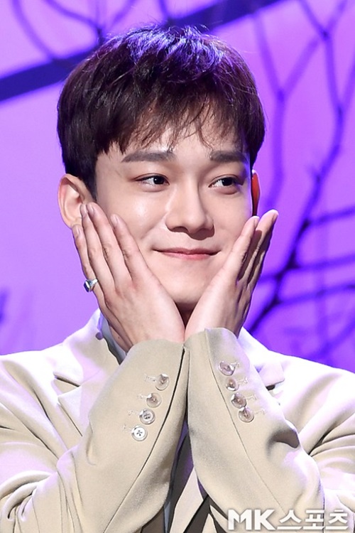 EXO Chen, marriage + Out of wedlock news in front of the news Group EXO Chen (real name Kim Jong-dae) has been reporting premarital pregnancy with marriage, while Asian media, including Japan and China, are also delivering news.On the 13th, Chen posted a long hand letter through the official fan club community Lysn.He said in a hand letter that he had a girlfriend who wanted to spend his life together.I am deeply grateful to the fans who are so grateful to the members who have sincerely congratulated me on hearing these news and sending me love for me.In the news of the first out of stock of the world group EXO, Chinese media such as Japan Nikkan Sports and Taiwan China Shibo showed great interest in the news of Chens marriage.Chen of Koreas popular group EXO declared marriage on the 13th, Japans Nikkan Sports reported, adding that the other person was a regular woman and details such as marriage ceremony were private.Meanwhile, Chen, born in 1992, made his debut as an EXO member in April 2012.EXO gained popularity by hitting slut, addiction, CAL ME BABY, LOVE ME RIGHT, Monster, Ko Ko Bop, Tempo and Love Shot.