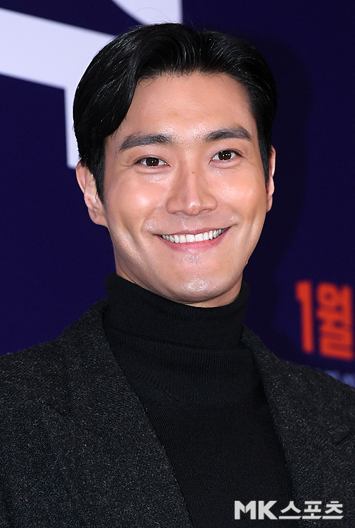 Choi Siwon smitten in the slippery Smile The VIP premiere of the movie Mr. Ju: Missing VIP was held at the Samseong-dong COEX Megabox in Seoul Gangnam-gu on the afternoon of the 13th.Choi Siwon has photo time.