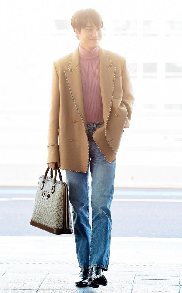 On the day, Kai matched denim pants with a carmel color jacket and a rose colored wool turtleneck, and added a cool look with black leather ankle boots.Especially, it attracted attention by matching the duffel bag of retro mood here.Meanwhile, Kai, a Gucci global ambassador, will be decorating the finale of 2020 autumn winter Milan mens fashion week.