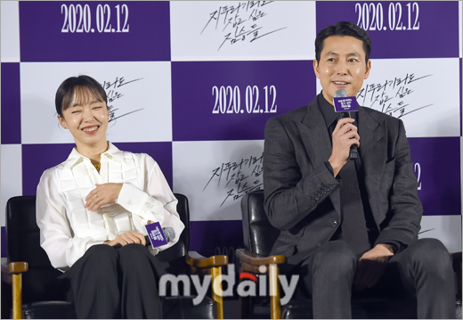 Actor Jung Woo-sung (right), Jeon Do-yeon attended a production report on the movie The Animals Who Want to Hold a Jeep at the Seoul Seongsu-dong Megabox on the morning of the 13th.